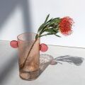 Urban Nature Culture Objektvase mit Ohren aus recyceltem Glas, Pfirsichcreme